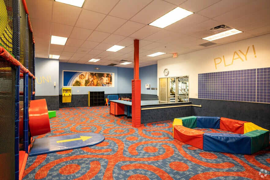 More Photos Of 12400 N Interstate 35, Austin Veterinarian Kennel For Sale