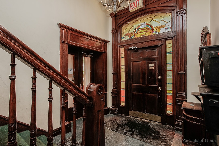 More Photos Of 16 W Ontario St, Chicago Storefront Retail Office For Lease