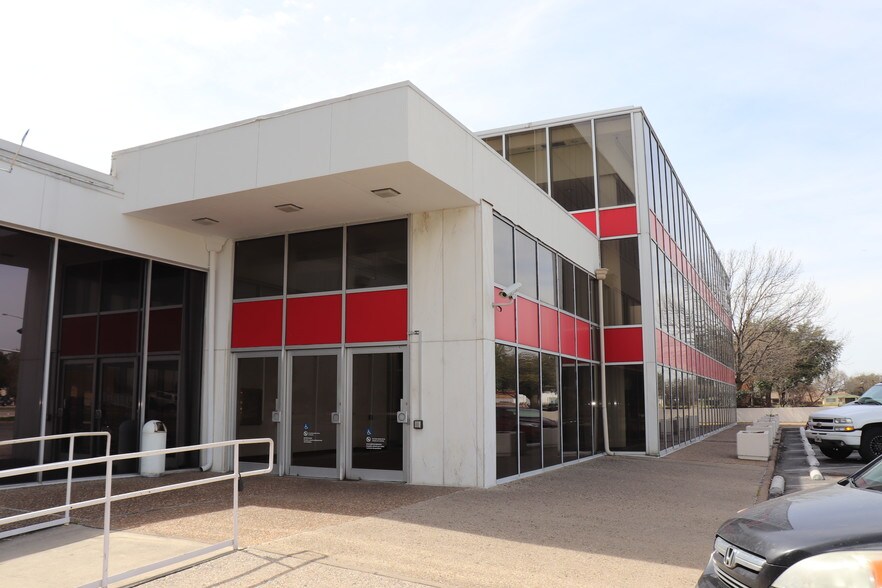 More Photos Of 2520 W Irving Blvd, Irving Office For Lease