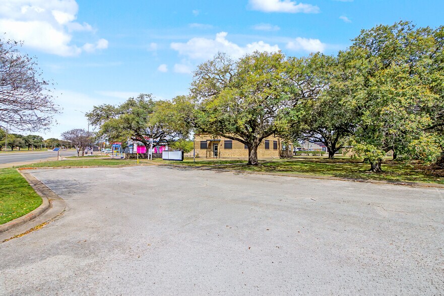 More Photos Of 903 S Texas Ave, College Station Office For Lease