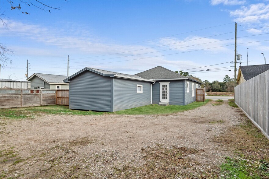 More Photos Of 119 Magnolia Blvd, Magnolia Office For Sale