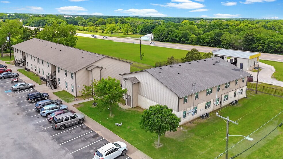 More Photos Of 1201 W 10th St, Bonham Apartments For Sale