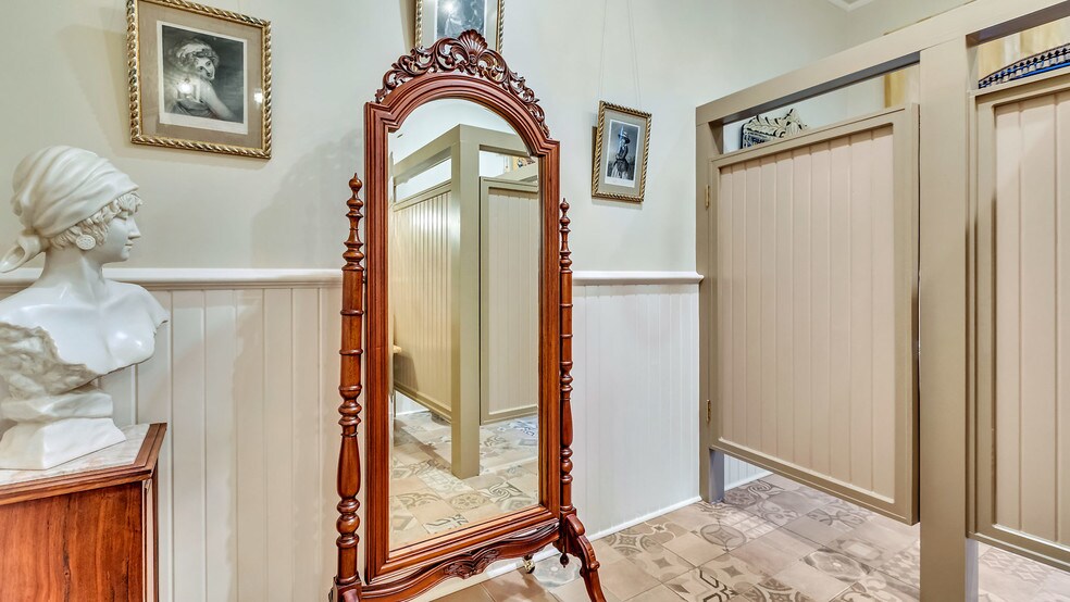 More Photos Of 119 E 37th St, Savannah Restaurant For Sale