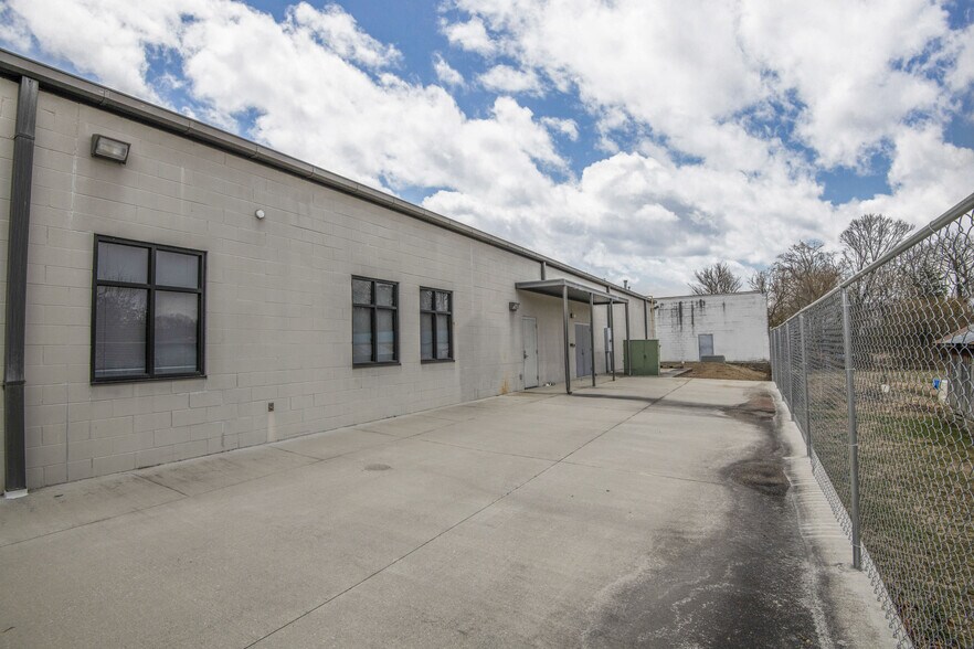 More Photos Of 305 River Dr, LaFollette Medical For Sale