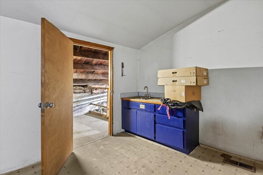 More Photos Of 890 N Main St, Independence Warehouse For Sale