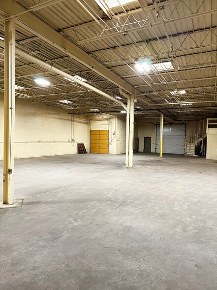 More Photos Of 375 Renner Dr, Elgin Warehouse For Lease