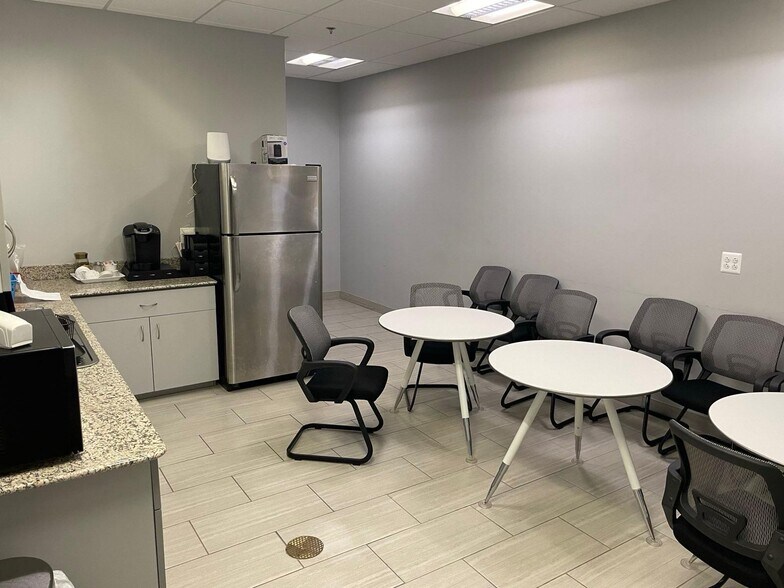 More Photos Of 401 Commerce Dr, Fort Washington Medical For Lease