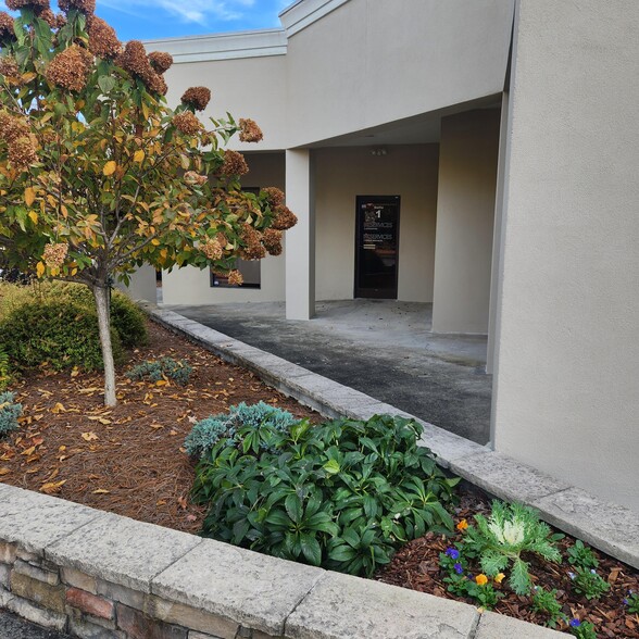 More Photos Of 6000 Meadow Brook Mall Ct, Clemmons Storefront Retail Office For Lease