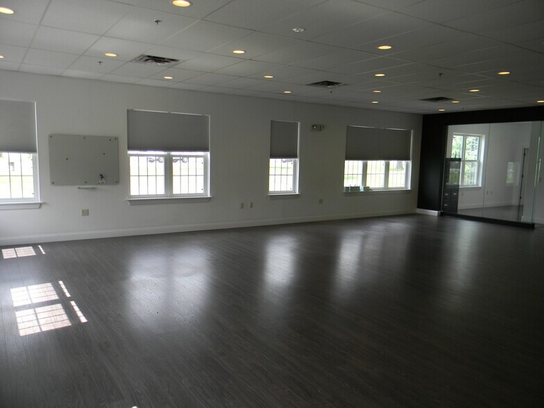 More Photos Of 195 Russell St, Hadley Medical For Lease