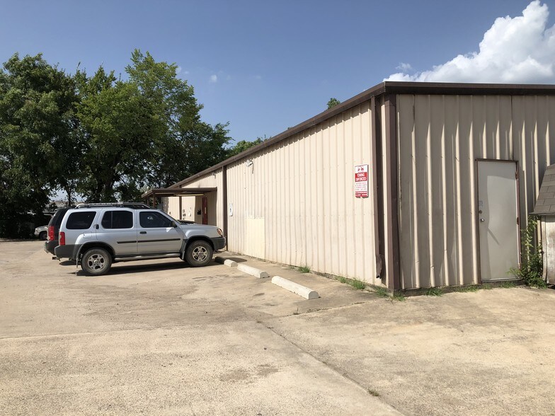 More Photos Of 1734 N Main St, Paris Freestanding For Sale