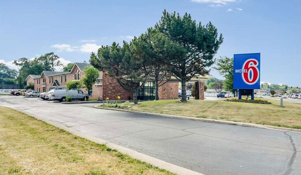 More Photos Of 31 N Green Bay Rd, Waukegan Hotel For Sale