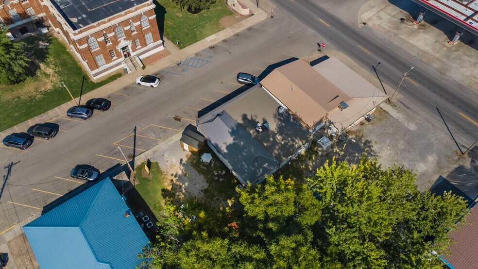 More Photos Of 25 W Tywappity St, Benton Restaurant For Sale