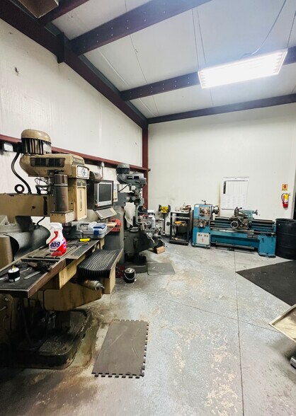 More Photos Of 590 N Main St, Leeds Manufacturing For Sale