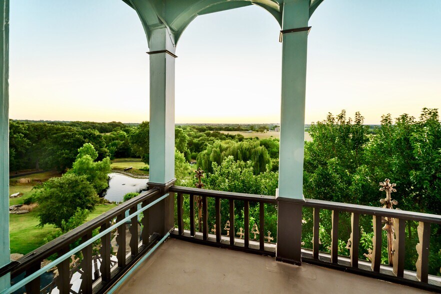 More Photos Of 310 Ball Park Loop, Denison Hospitality For Sale