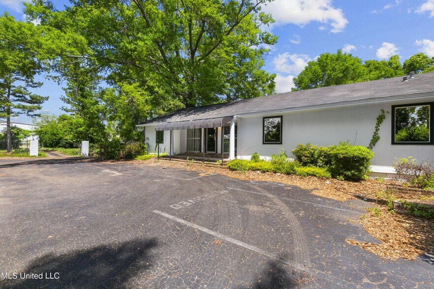 More Photos Of 916 Foley St, Jackson Industrial For Sale