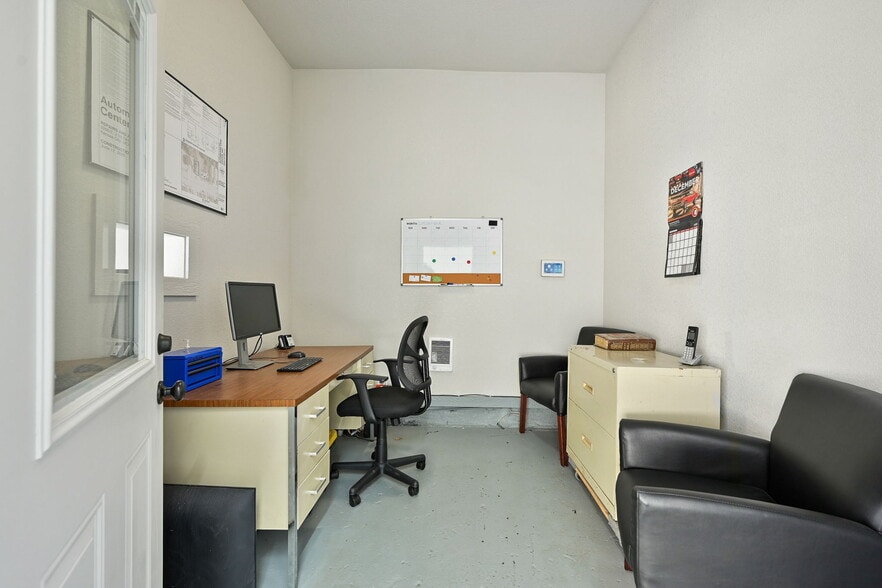 More Photos Of 3200 E 31st St, Kansas City Freestanding For Sale