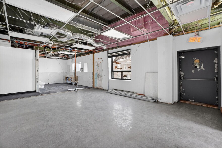 More Photos Of 3901 Rue Bannantyne, Verdun General Retail For Lease