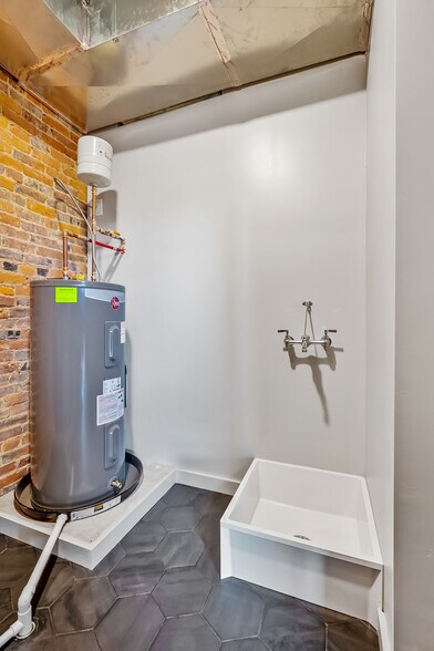 More Photos Of 33 N Sandusky St, Delaware Storefront Retail Office For Lease