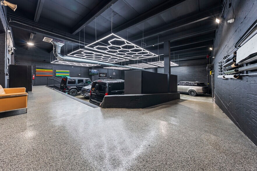 More Photos Of 2500 NW 39th St, Miami Light Distribution For Sale