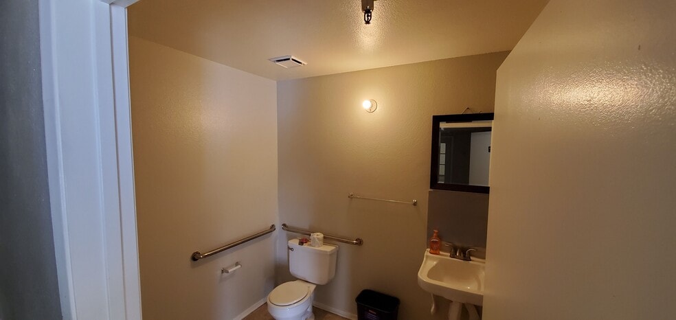 More Photos Of 1231 S Buena Vista St, San Jacinto Service For Sale