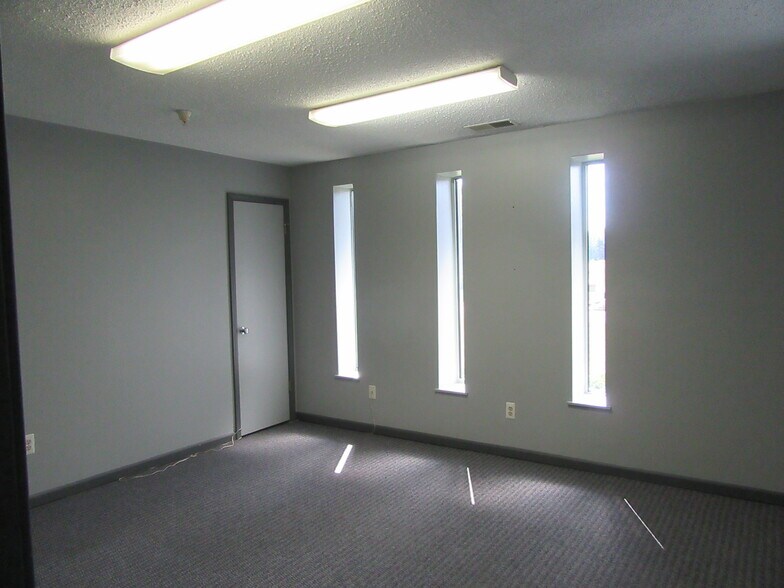 More Photos Of 3211 Atlantic Dr, Port Huron Distribution For Lease