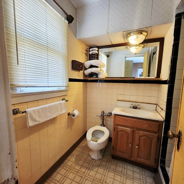 More Photos Of 1507 W Oakland Ave, Austin Hotel For Sale