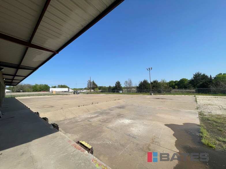 More Photos Of 800 NW McKinney St, Rice Showroom For Sale