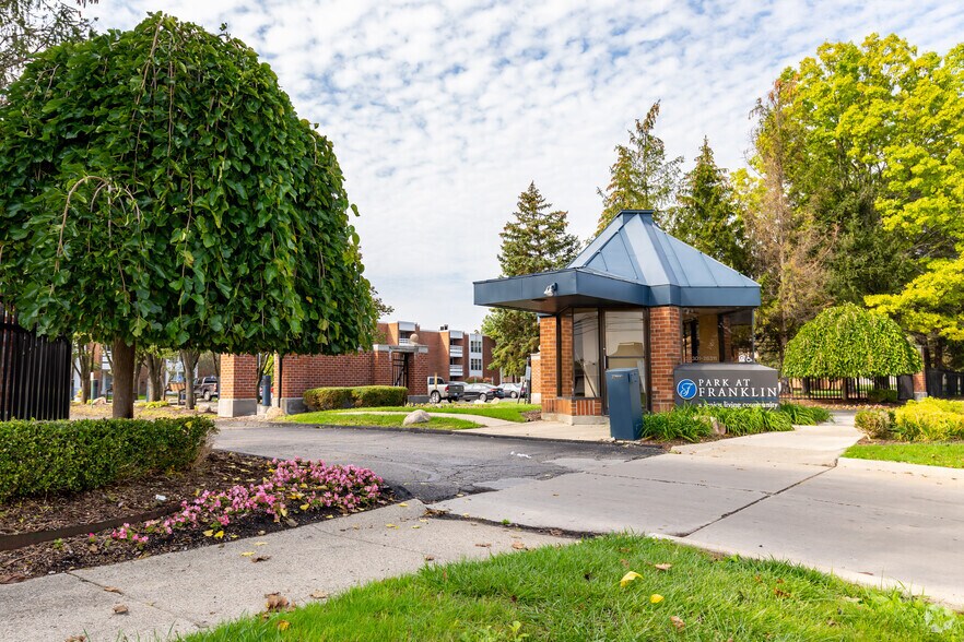 More Photos Of 28301 Franklin Rd, Southfield Multifamily For Sale