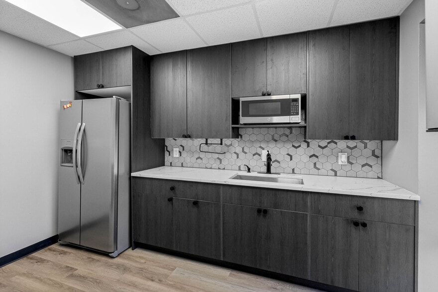 More Photos Of 4412 W Osborne Ave, Tampa Showroom For Sale