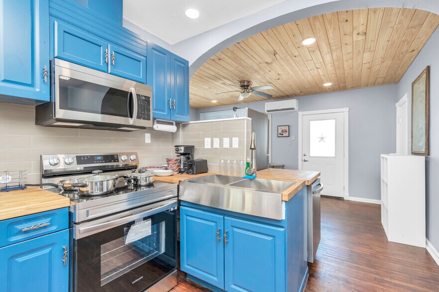 More Photos Of 915 8th St, Galveston Apartments For Sale