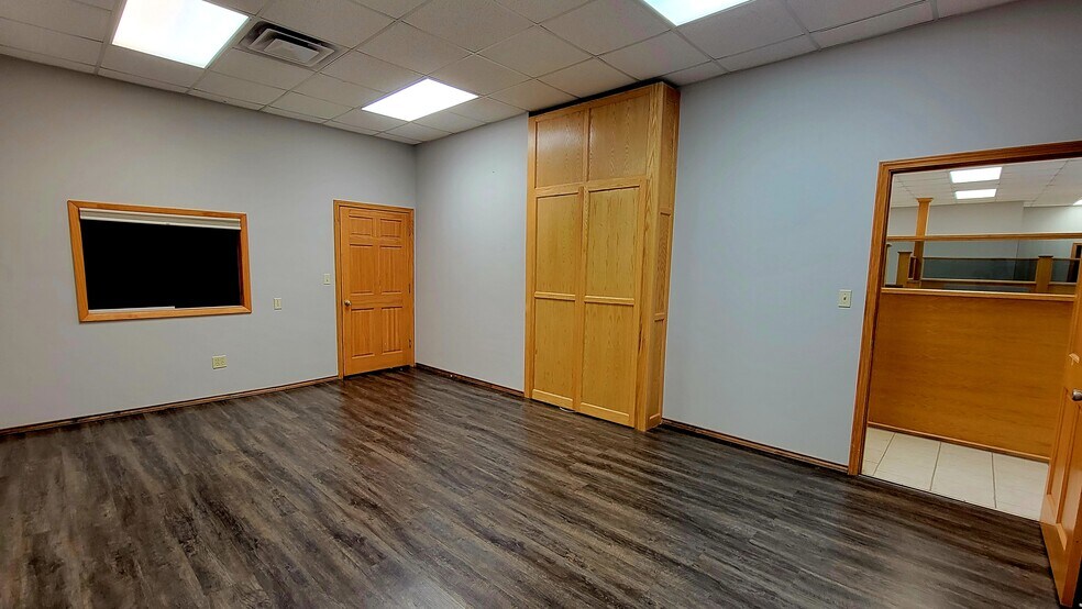 More Photos Of 330 S Mill St, Pryor Office For Sale