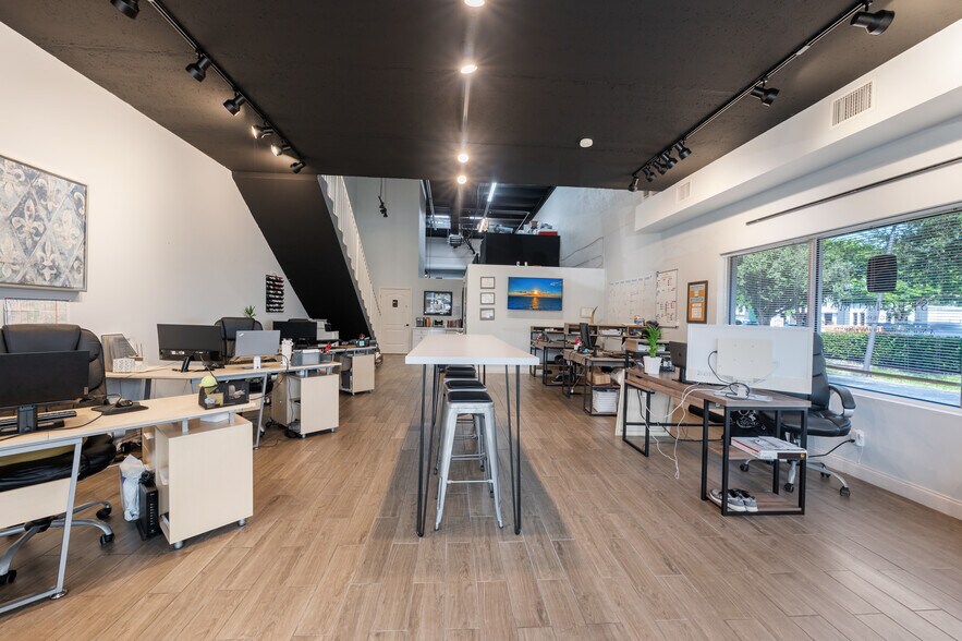 More Photos Of 5405 Taylor Rd, Naples Showroom For Sale