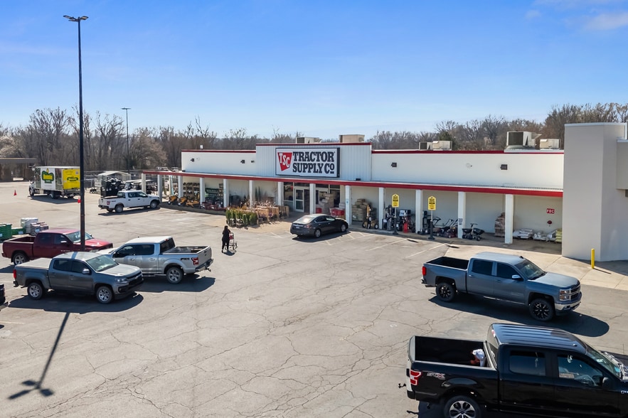 More Photos Of 2000 E Cherokee Ave, Sallisaw Storefront For Sale