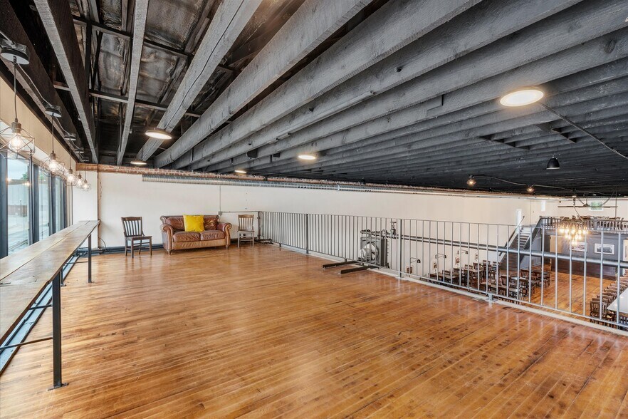 More Photos Of 415 S Thompson Ave, Excelsior Springs Bar For Sale