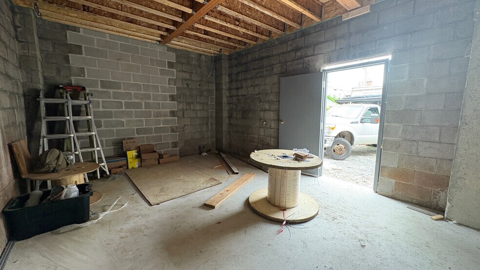 More Photos Of 517-519 Columbia St, Hudson Showroom For Sale