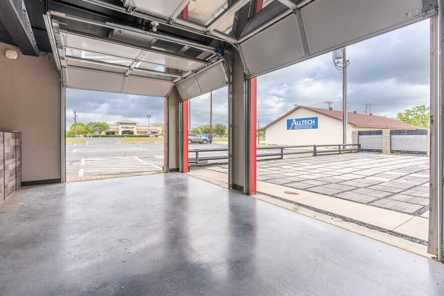 More Photos Of 2795 SW Wilshire Blvd, Burleson Flex For Lease