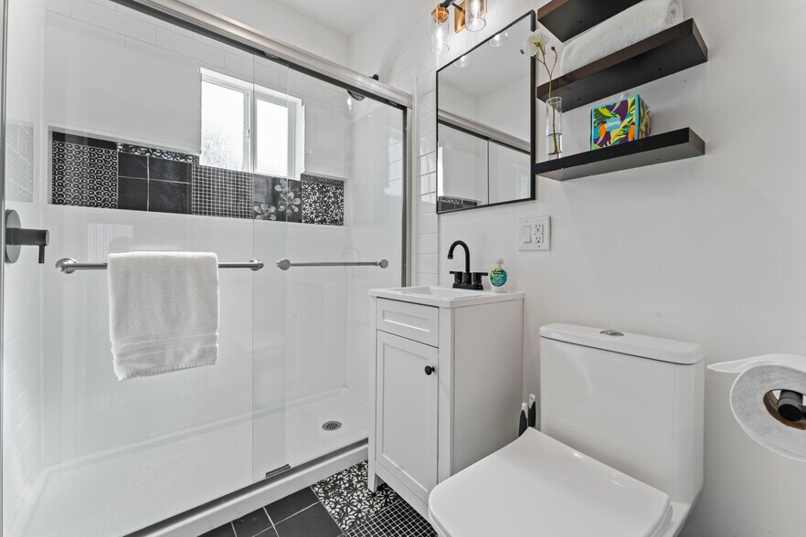 More Photos Of 281 W Main St, Ventura Storefront Retail Residential For Sale