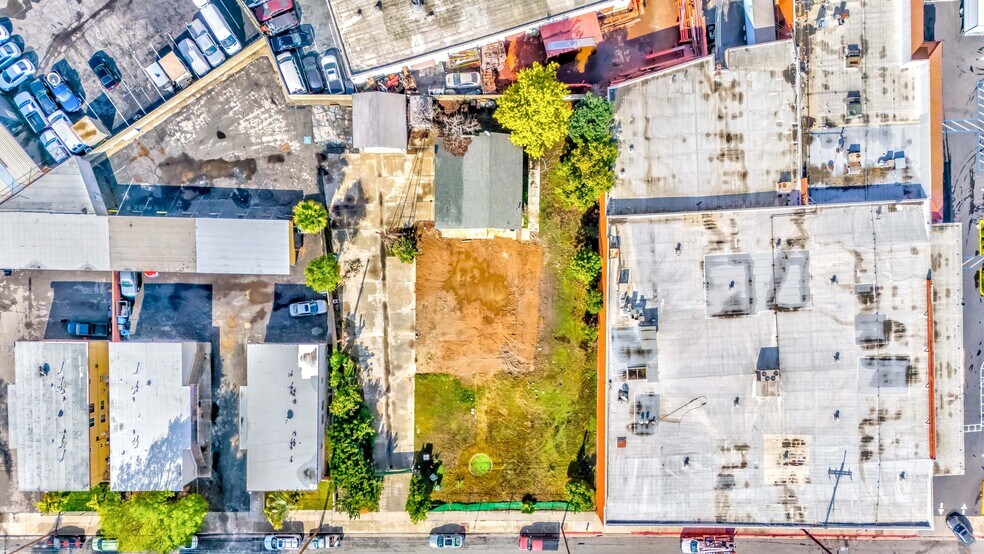 More Photos Of 7535 Perry Rd, Bell Gardens Contractor Storage Yard For Sale