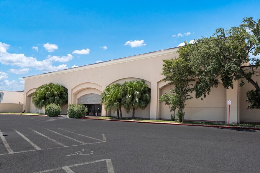 More Photos Of 2000 S Expressway 83, Harlingen Department Store For Lease