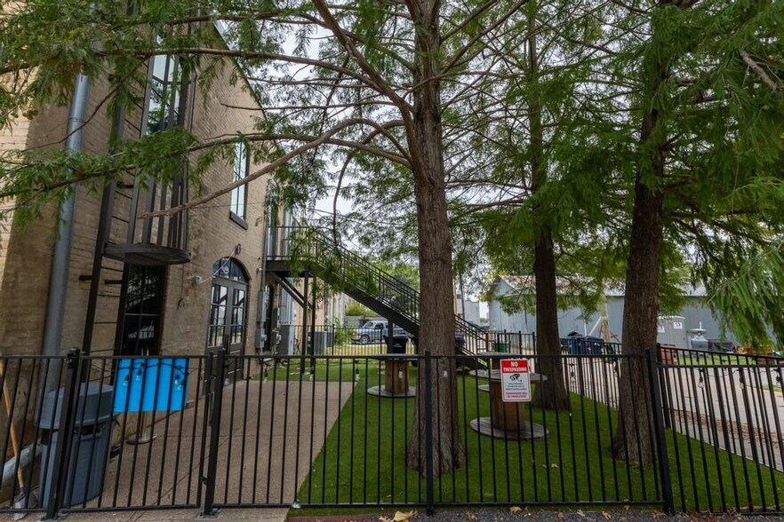 More Photos Of 117 East St, Hutto Loft Creative Space For Sale