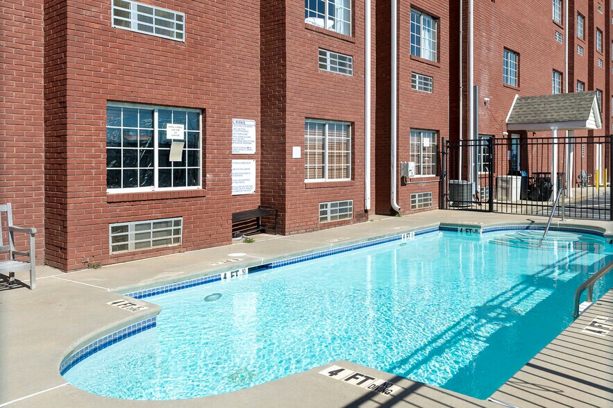 More Photos Of 195 Country Club Dr, Stockbridge Hotel For Sale