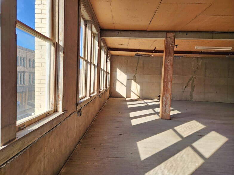 More Photos Of 333-341 W Commerce St, San Antonio Storefront For Lease