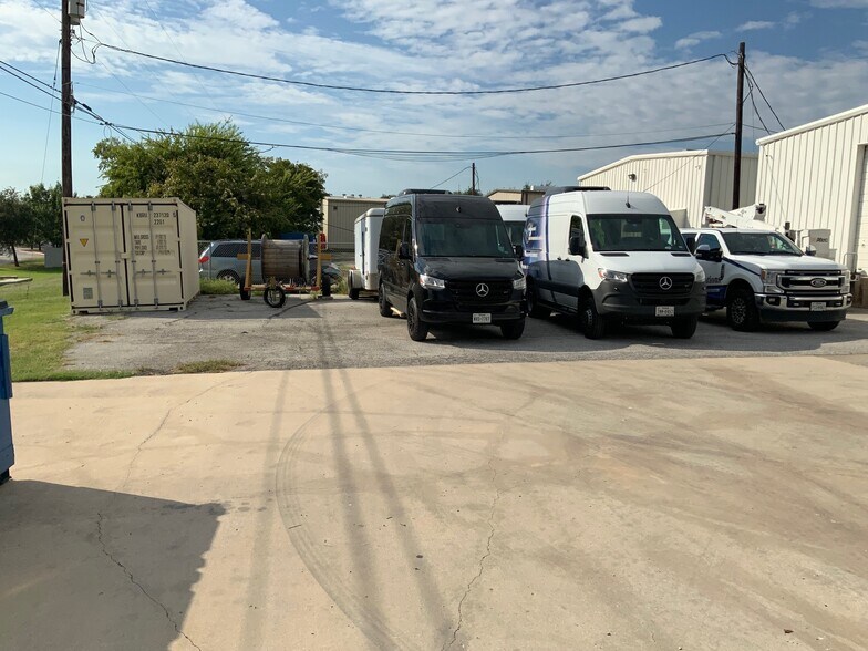 More Photos Of 641 Industrial Blvd, Grapevine Distribution For Lease