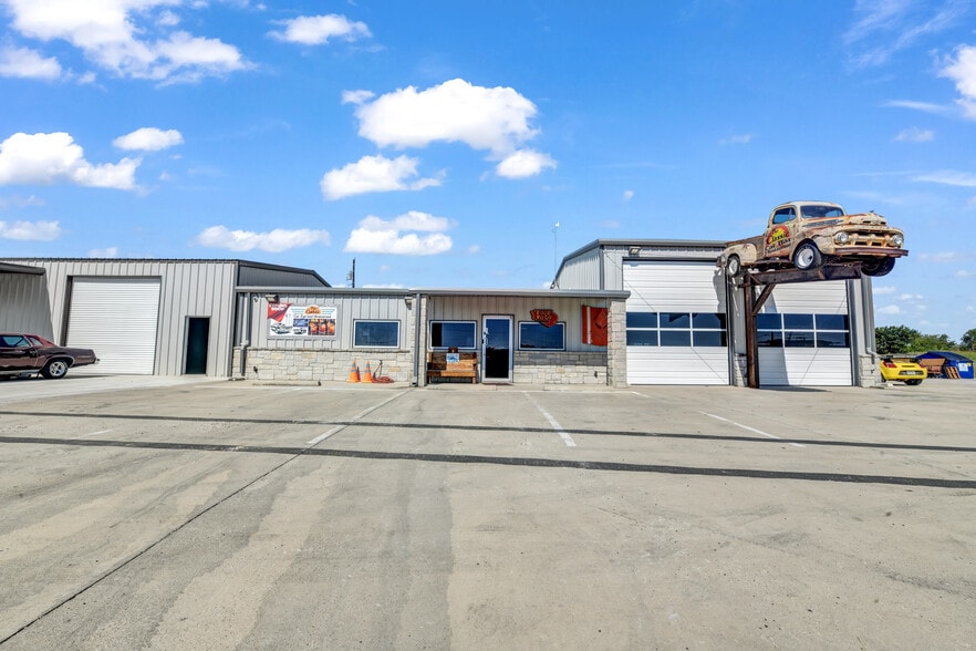 More Photos Of 5989 N FM 51, Weatherford Showroom For Sale