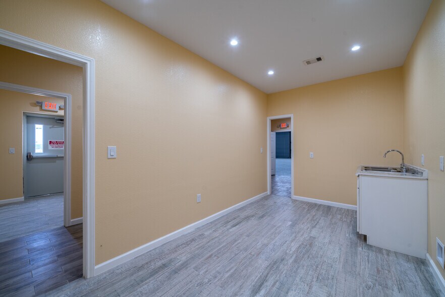 More Photos Of 6424 Queenston Blvd, Houston Light Distribution For Sale