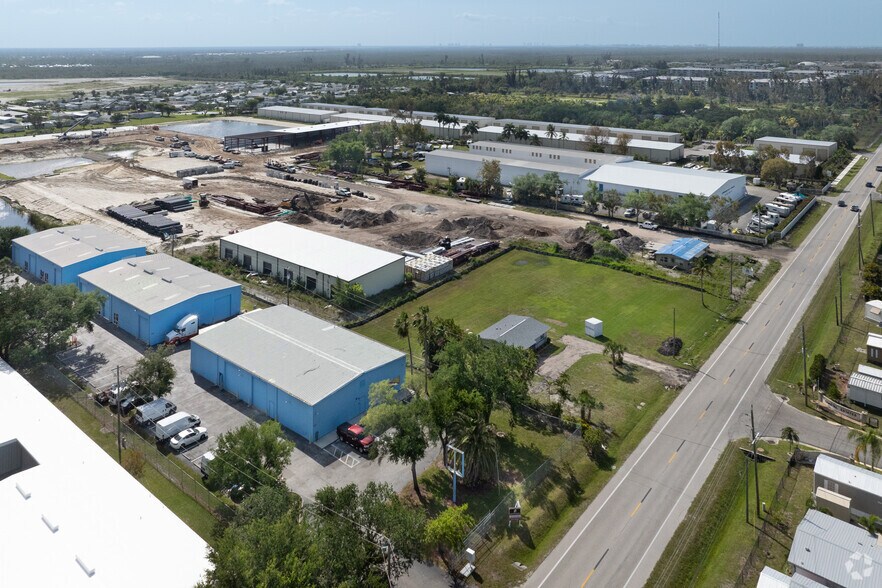 More Photos Of 16151-16171 Pine Ridge Rd, Fort Myers Warehouse For Lease