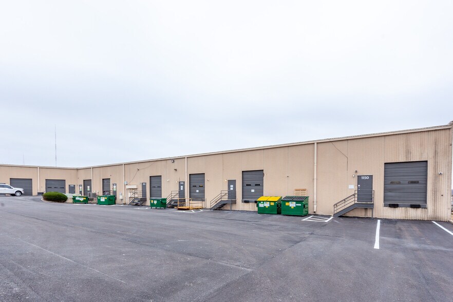 More Photos Of 1134-1150 W Cambridge Circle Dr, Kansas City Light Distribution For Lease