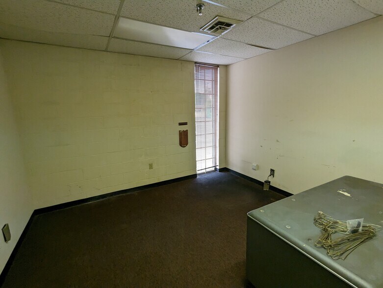 More Photos Of 601 N West St, Wichita Storefront For Lease