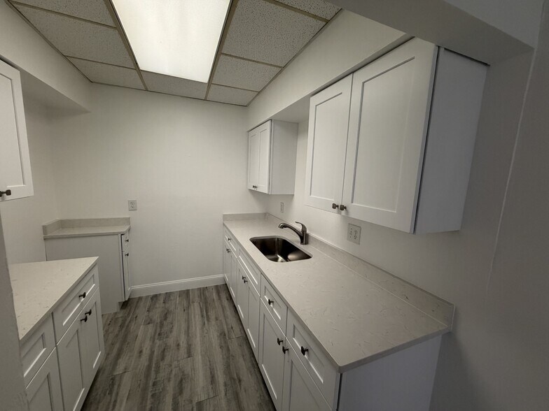 More Photos Of 1288 N Tamiami Trl, North Fort Myers Office For Sale