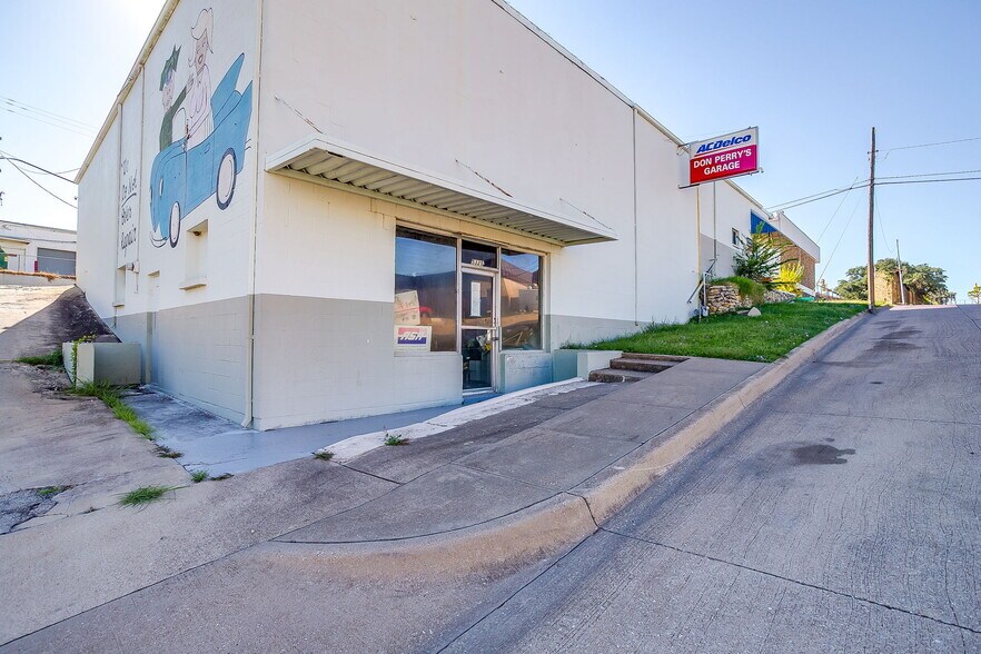 More Photos Of 5323-5325 Woodway Dr, Fort Worth General Retail For Sale